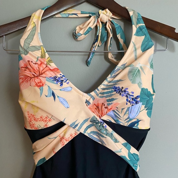 NWT Cupshe “Melissa” Floral Halter Back Tie One Piece Swimsuit Size M - Picture 6 of 11